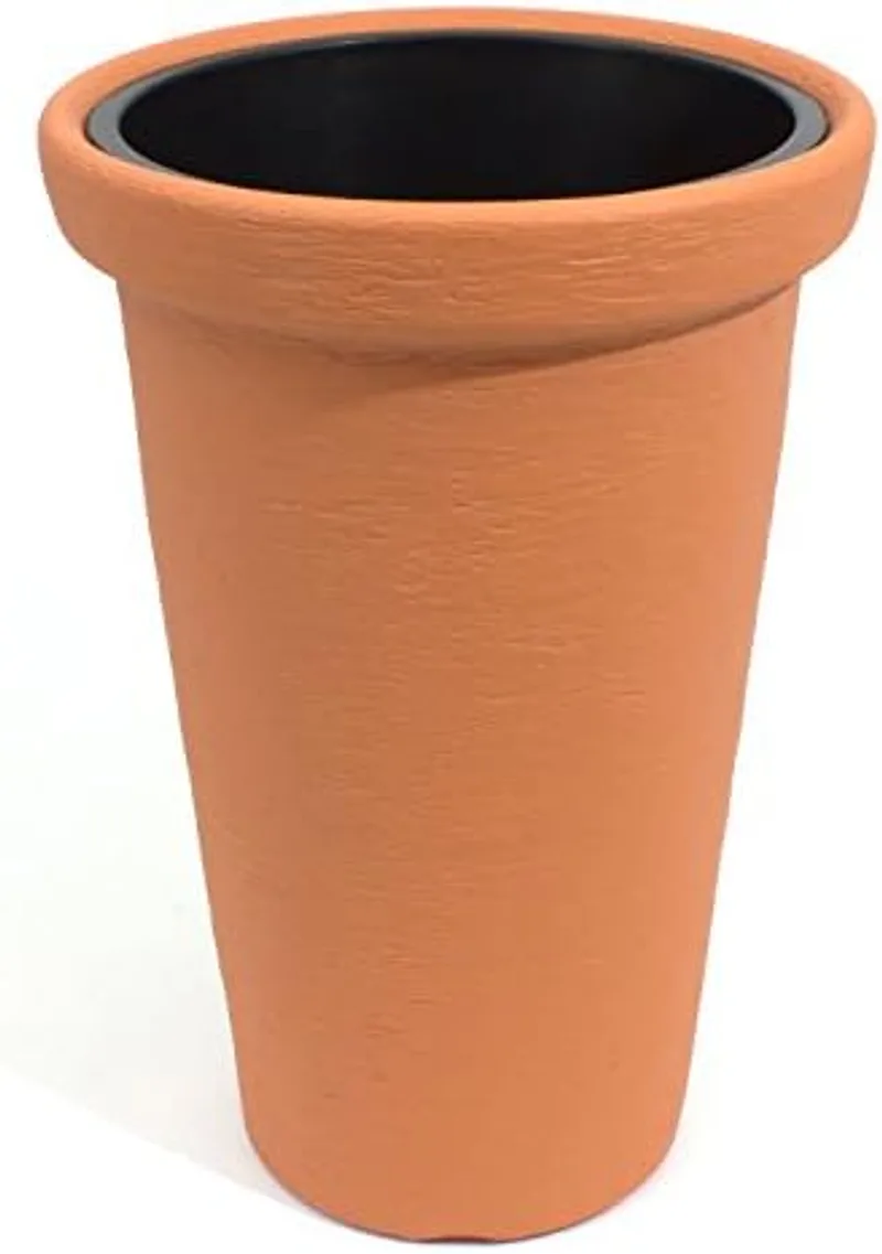 Maceta Prosperplast Classic Tower 86L en color ladrillo sobre terraza con planta adulta cultivada en su interior