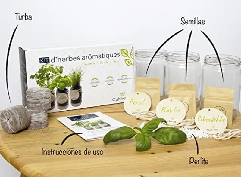 Detalle de los sobres de semillas BIO y la pastilla de tierra deshidratada del kit Cultivea