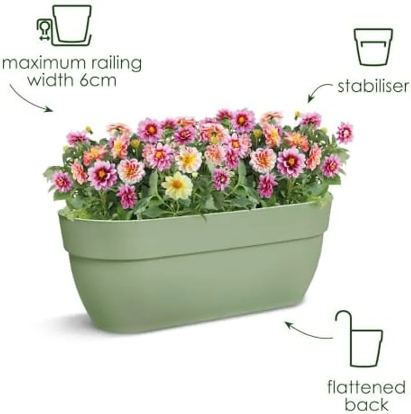 Jardinera Elho Vibia Easy Hanger colgada en una barandilla de balcón con aromáticas