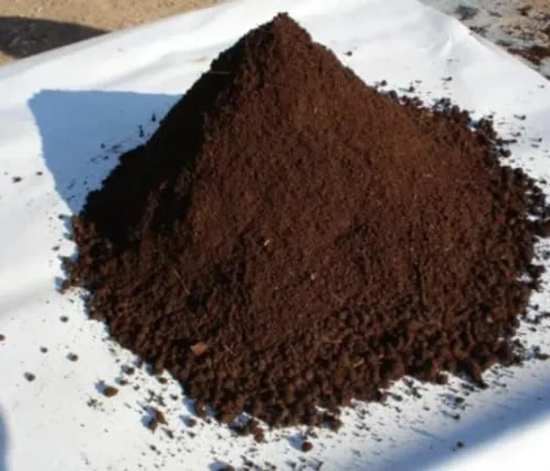 Textura fina del vermicompost Vermiduero, abono de lombriz similar a borra de café de color marrón oscuro