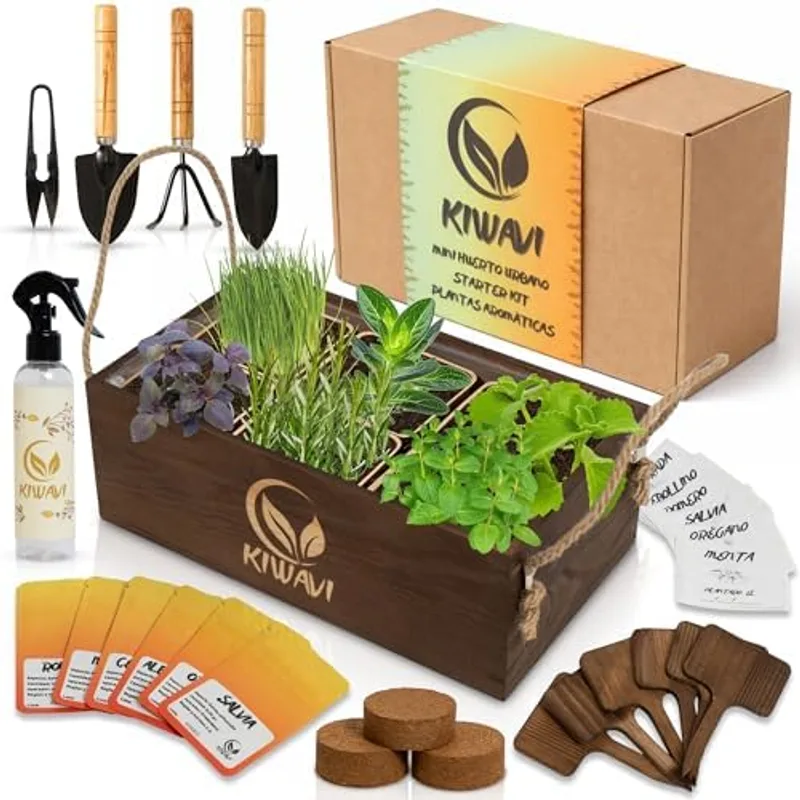 Jardinera de madera con asas del kit Kiwavi Aromáticas Culinarias junto a los semilleros biodegradables y las herramientas incluidas