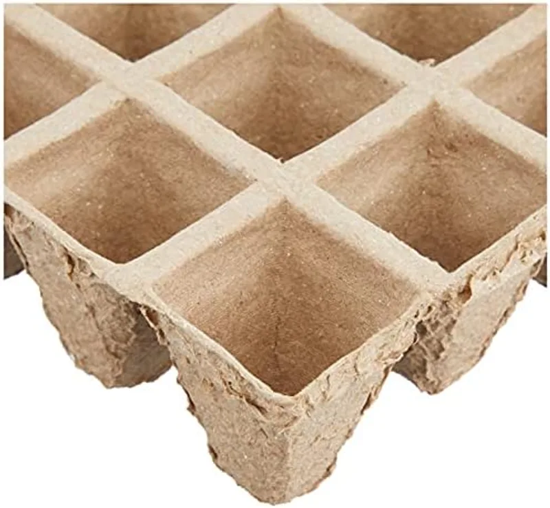 Detalle de las cavidades individuales del semillero Flower mostrando textura del papel biodegradable