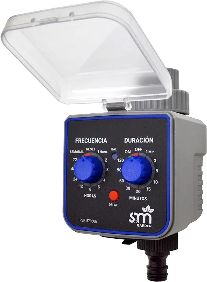 Programador de grifo S&M 590054 enroscado a grifo de jardín con tapa protectora abierta mostrando el panel digital con frecuencia y duración